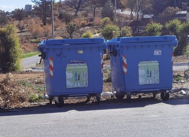 Ντράφι: Νέοι μπλε κάδοι ανακύκλωσης στη θέση των παλιών που κάηκαν από την πυρκαγιά της 19ης Ιουλίου