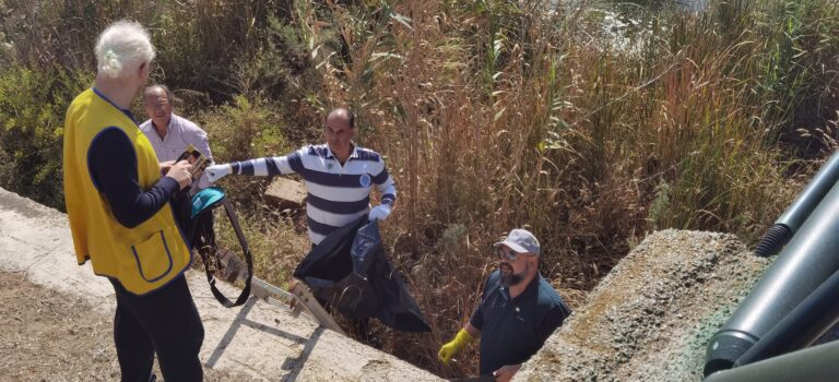 Κυριακάτικη δράση καθαρισμού του Μεγάλου Ρέματος Ραφήνας(φωτο)