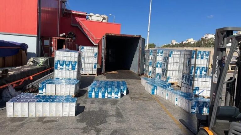 ΑΑΔΕ: Μπλόκαραν 61.560 φιάλες επώνυμων αλκοολούχων ποτών