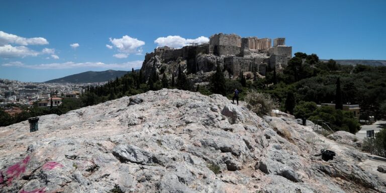 Αυτοκτόνησε η γυναίκα που πήδηξε από την Ακρόπολη – Πήρε φόρα κι έπεσε στο κενό