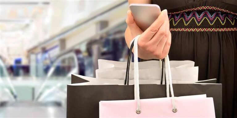 Εορταστικό ωράριο: Μέχρι τι ώρα θα είναι ανοιχτά τα καταστήματα και τα σούπερ μάρκετ την παραμονή των Χριστουγέννων