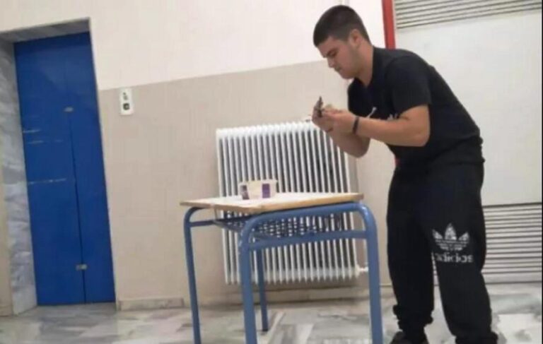 Ο μαθητής που έγινε viral – Στα διαλείμματα επισκευάζει θρανία