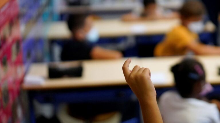 Μαρκόπουλο – Πόρτο Ράφτη: Οι μαθητές στοιβάζονται σε λεωφορεία του ΚΤΕΛ ή περπατούν χιλιόμετρα για να πάνε σχολείο