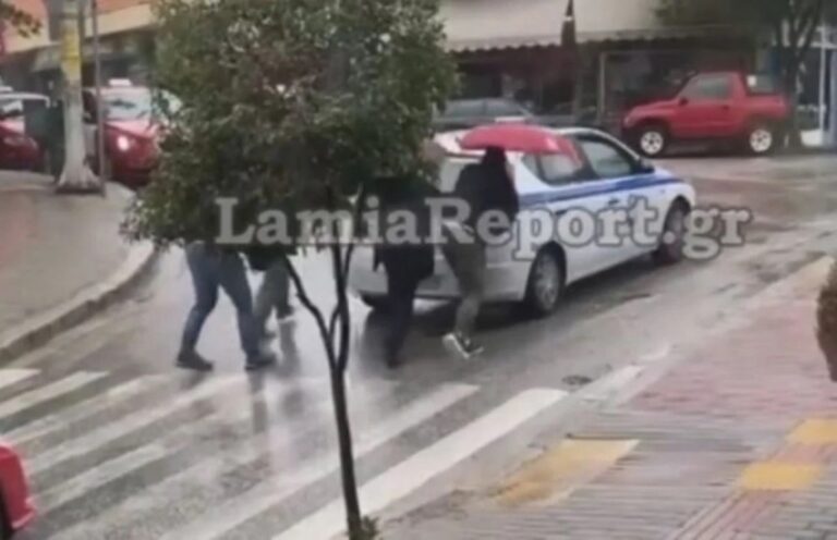 Viral το βίντεο με τους πολίτες που σπρώχνουν περιπολικό να ανέβει μια ανηφόρα