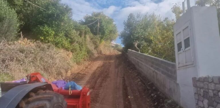 Μαθητές πηγαίνουν στο σχολείο με τρακτέρ