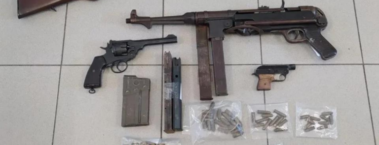 Μεγάλη επιχείρηση της ΕΛΑΣ – Όπλα, εκρηκτικά, πυρομαχικά μεταξύ των ευρημάτων
