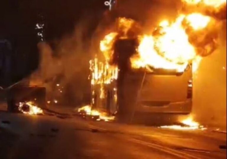 Στα Άνω Λιόσια ψάχνουν τους δράστες που έβαλαν φωτιά στο λεωφορείο