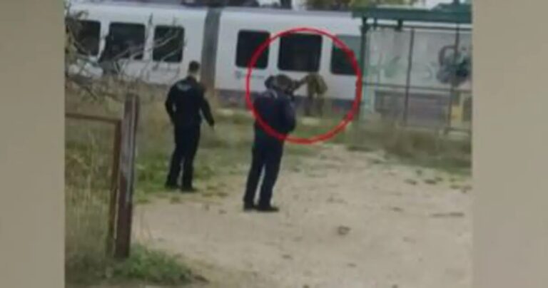 Καρέ καρέ η σύλληψη του αλλοδαπού που απειλούσε τους επιβάτες του προαστιακού