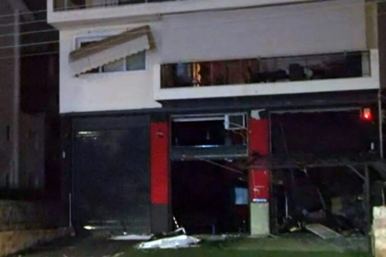 Έκρηξη στη Γλυφάδα: Σε σύζυγο γνωστού μοντέλου ανήκει το πλυντήριο πολυτελών οχημάτων