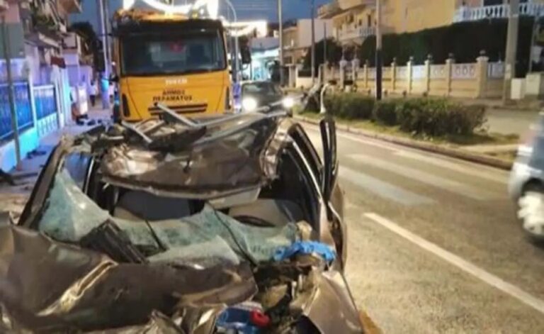 Αυτοκίνητο χτύπησε σε προστατευτικές ράμπες και προσγειώθηκε σε οροφή άλλου ΙΧ