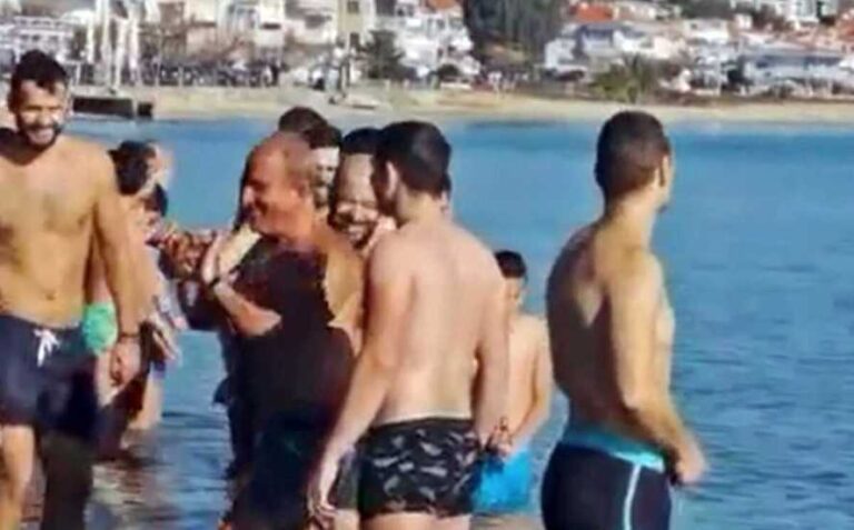 Θεοφάνεια: Έριξε τον Σταυρό και έβγαλε ένα ολοζώντανο χταπόδι