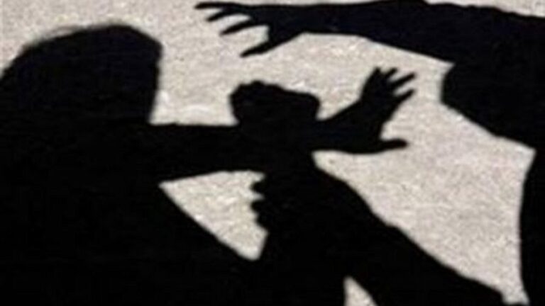 Ξυλοδαρμός νύφης από τον πεθερό της – Της τράβηξε τα μαλλιά και της έσκισε το μπουφάν