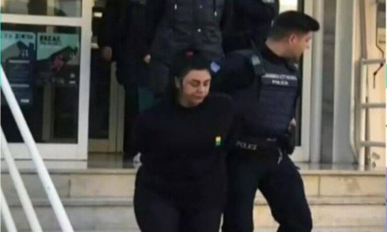Super Κική: Σάλος με τις φωτογραφίες μέσα από το περιπολικό