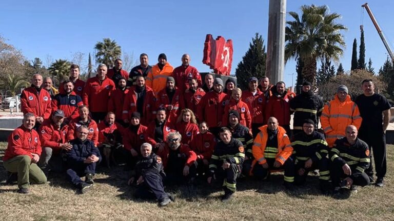 Tουρκία: Χειροκροτήματα για την Ελληνική Ομάδα Διάσωσης στην Κωνσταντινούπολη