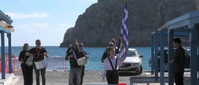 Νάξος: Μόνη, αλλά περήφανη η Εφραιμίνα στην παρέλαση