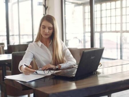 Εταιρεία στο Πικέρμι ζητά γραμματειακή υποστήριξη και άτομο για εξωτερικές εργασίες