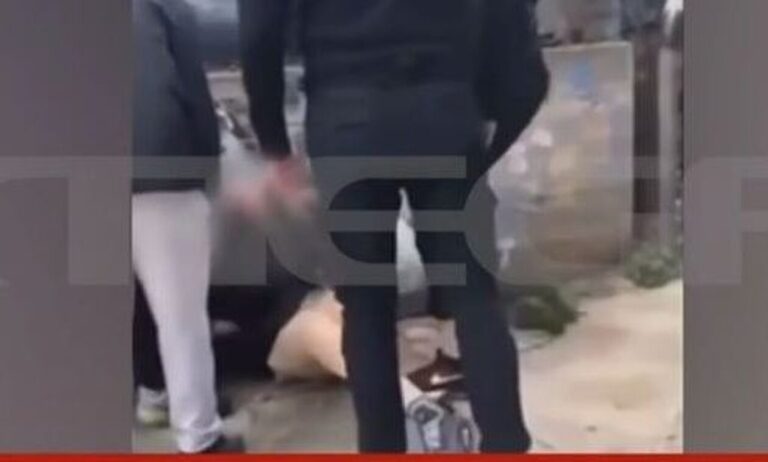 Άγριος ξυλοδαρμός 15χρονου έξω από σχολείο – H συμμαθήτριά του τράβαγε βίντεο