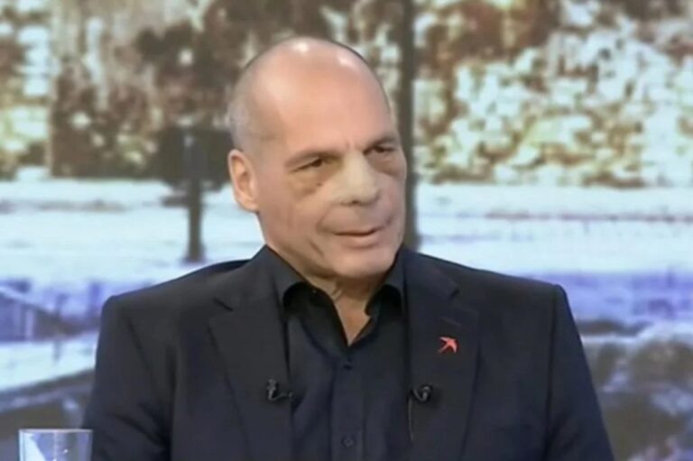 Η πρώτη εμφάνιση του Βαρουφάκη μετά τον ξυλοδαρμό του