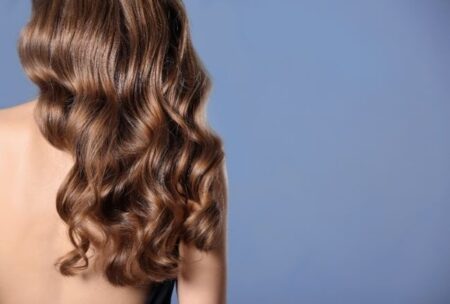 Ποια προϊόντα συστήνουν οι κομμωτές για την περιποίηση των γυναικείων μαλλιών