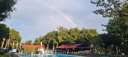 Ένα ανεπανάληπτο ουράνιο τόξο πάνω από τη Ραφήνα (φωτο)