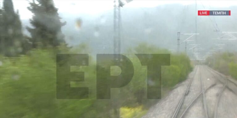 Η στιγμή που το Intercity περνά για πρώτη φορά από το σημείο του δυστυχήματος στα Τέμπη