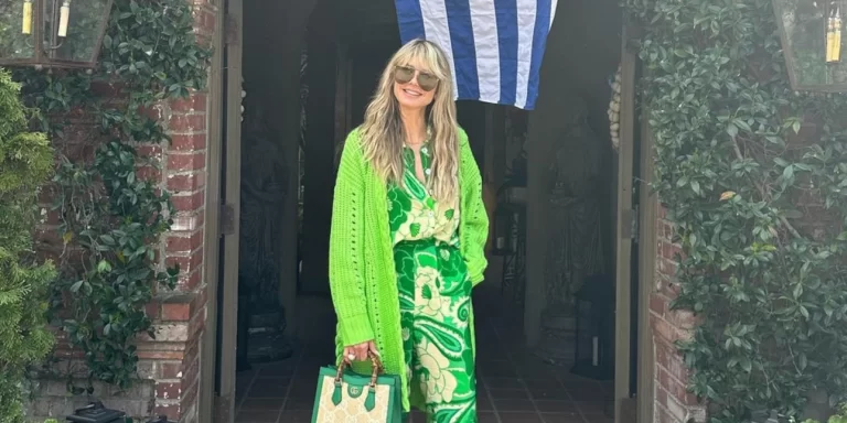 Χάιντι Κλουμ: Πάσχα στην Ελλάδα για το supermodel – Τσούγκρισε αυγά και φωτογραφήθηκε με τη σημαία