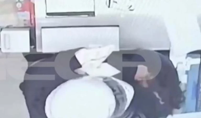 Παλαιό Φάληρο: Βίντεο από την ληστεία σε σούπερ μάρκετ – Έβαλε το όπλο στο κεφάλι υπαλλήλου