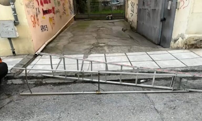 «Κάρφωσαν» σκάλα στο δρόμο για να «κρατήσουν» μια… θέση πάρκινγκ