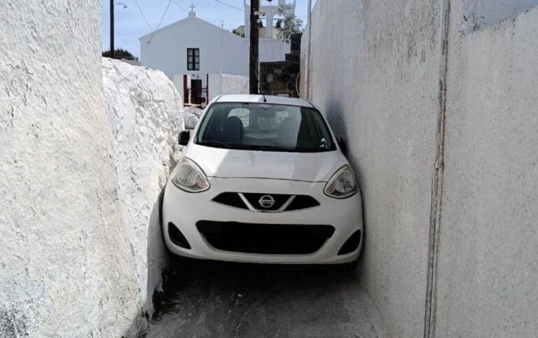 Ατζαμής οδηγός σφήνωσε το αυτοκίνητο σε δρομάκι στην Σαντορίνη