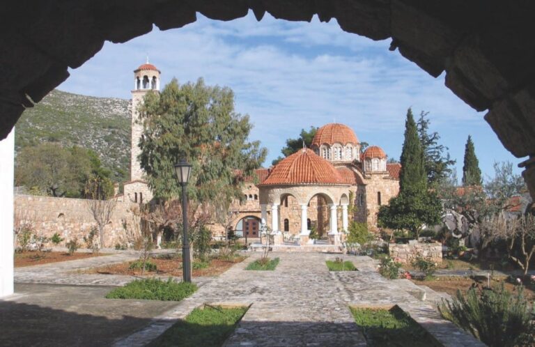 Νέα Μάκρη: Πλήθος κόσμου στην Ιερά Μονή του Αγίου Εφραίμ
