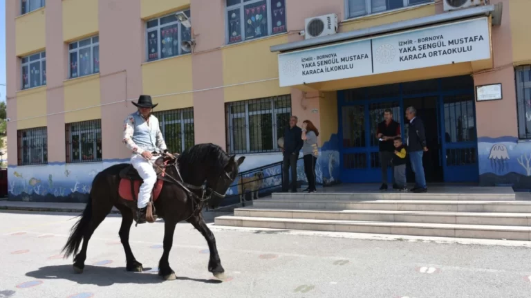 Τούρκος ψηφοφόρος: Πήγε στην κάλπη με άλογο και ντυμένος καουμπόι