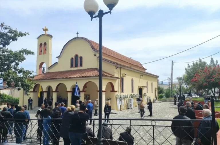Άρτα: Ράγισαν καρδιές στην κηδεία του βρέφους – Κατέρρευσε ο πατέρας