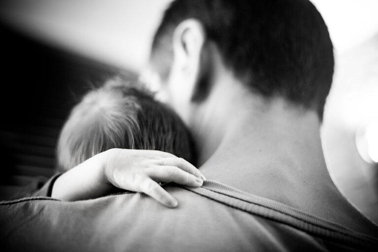 Καταγγελίες πατεράδων για ψευδείς γνωματεύσεις κακοποίησης των παιδιών τους από τις πρώην συζύγους τους