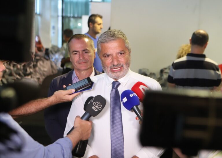Στον ειδικά διαμορφωμένο χώρο στο κτήριο της Περιφέρειας για την προετοιμασία και διανομή του εκλογικού υλικού προς όλους τους Δήμους της Αττικής, ο Περιφερειάρχης Γ. Πατούλης