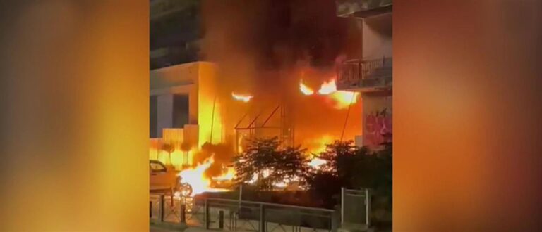 «Λαμπάδιασε» κατάστημα με έπιπλα στον Άλιμο – Έκλεισε η Ποσειδώνος
