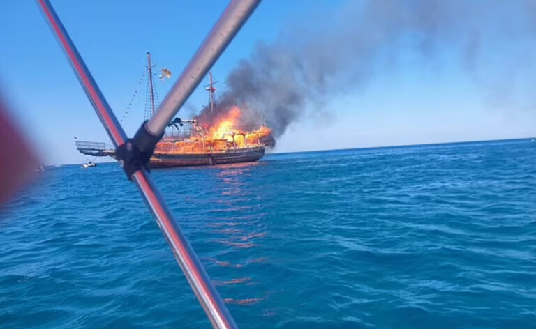 Βίντεο – ντοκουμέντο: Η στιγμή που τουριστικό πλοίο τυλίγεται στις φλόγες