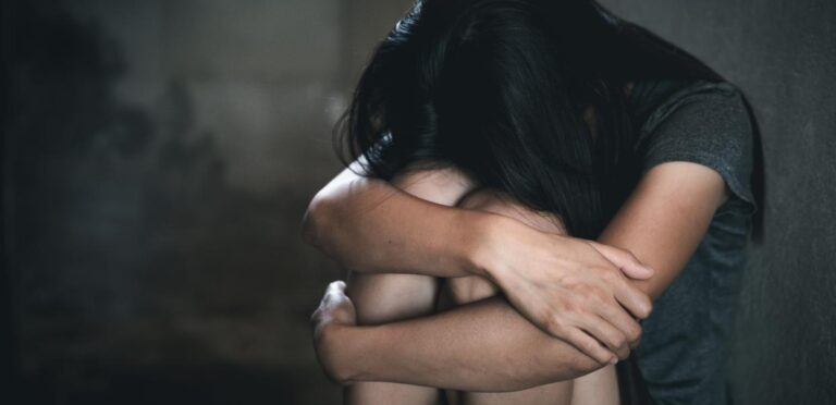 Βίασαν και εγκατέλειψαν 20χρονη σε παραλία – «Μου έριξαν κάτι στο ποτό»