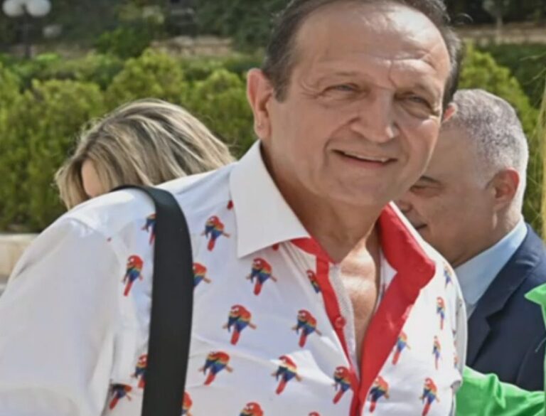 Μπιμπίλας: Απαντά στα σχόλια για το πουκάμισο με τους παπαγάλους στη Βουλή