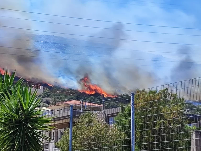 Ανεξέλεγκτο το πύρινο μέτωπο από Κουβαρά μέχρι Λαγονήσι