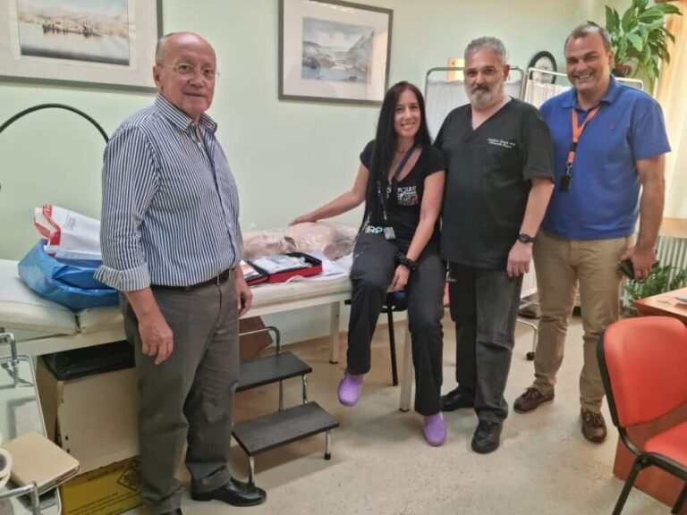 Ο Δήμαρχος Μαραθώνος Στέργιος Τσίρκας παρέδωσε στο Κέντρο Υγείας Νέας Μάκρης κάρπα και απινιδωτή