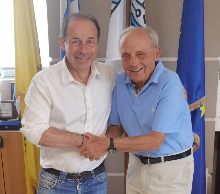 Ο δημοσιογράφος Πέτρος Μακρής από τον Νηρέα στο πλευρό του Ευάγγελου Μπουρνού