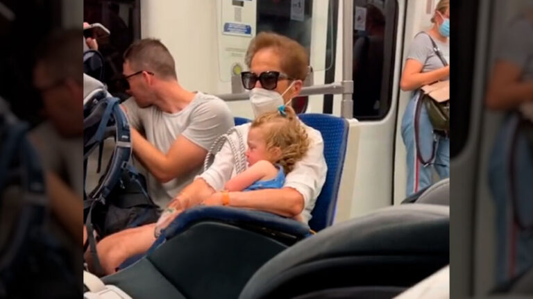 Ελληνίδα γιαγιά παίρνει αγκαλιά την κόρη τουρίστριας στο μετρό για να την ηρεμήσει