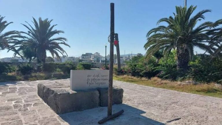 Άγνωστοι έσπασαν τον σταυρό στον τάφο του Νίκου Καζαντζάκη