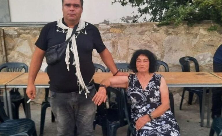 Κρήτη: Η 82χρονη Παρασκιώ και ο 41χρονος Κωστής ετοιμάζονται να ανέβουν τα σκαλιά της εκκλησίας