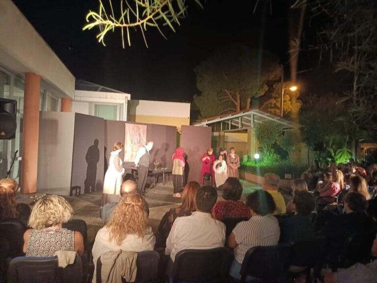 Πραγματοποιήθηκε στο Μουσείο Μαραθωνίου Δρόμου η τελευταία καλοκαιρινή παράσταση της Πειραματικής Σκηνής του ΔΗΘΕΜΑ,  “Λωξάντρα”