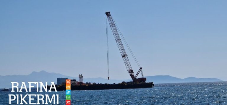 Λιμάνι Ραφήνας: Εντυπωσιακός πλωτός γερανός ανασύρει τις βυθισμένες άγκυρες των πλοίων (φωτο- βίντεο)