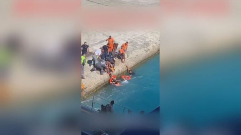 Τήνος: Γυναίκα έπεσε στη θάλασσα κατά την επιβίβασή της στο πλοίο (video)