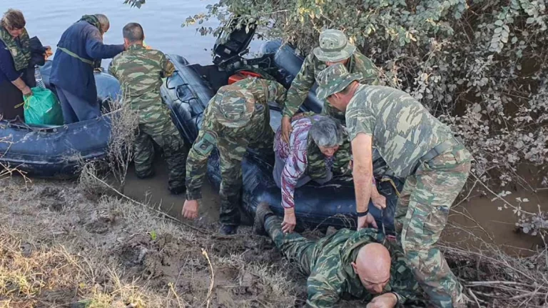Πεζοναύτης ξάπλωσε στις λάσπες για να περάσουν πάνω του ηλικιωμένοι πλημμυροπαθείς