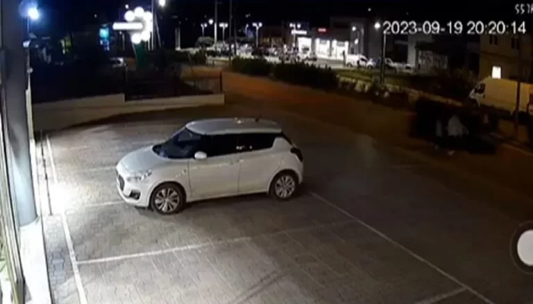 Πόρτο Ράφτη: Από θαύμα σώθηκε γυναίκα με παιδί λίγο πριν από το θανατηφόρο τροχαίο