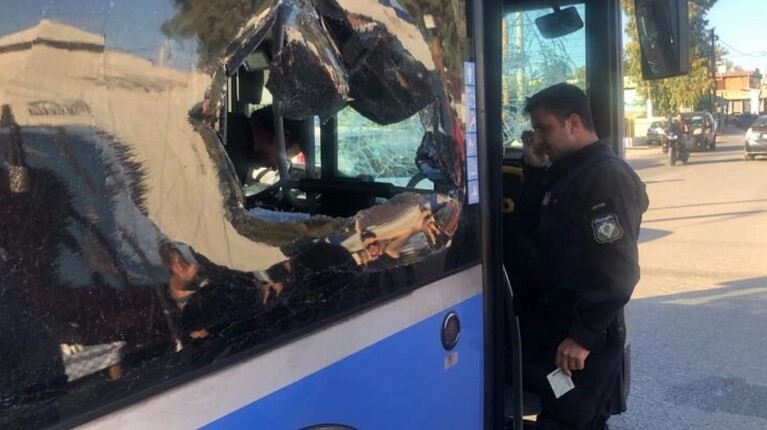 Τρόμος-στην-Αρτέμιδα:-Άνδρας-έσπαγε-τα-τζάμια-λεωφορείου-και-φώναζε-–-Η-αντίδραση-του-οδηγού